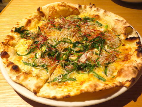 釜揚げしらすと九条ネギのピザ